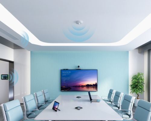 Moderner Konferenzraum mit Yealink Room Sensor - großes Display an der Wand, weißer Tisch mit blauen Stühlen; der neue Yealink-Raumsensor für intelligente Besprechungen ist dezent installiert, drahtlose Symbole verweisen auf smarte Funktionen für nahtlose Zusammenarbeit.