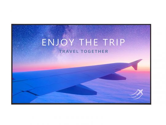Flugzeugflügel im Flug vor einem farbenfrohen Sonnenuntergang und sternenklarem Himmel, mit eingeblendetem Text "Enjoy the Trip, Travel Together" - inspiriertes Reise-Motiv für Urlaub und Fernweh.