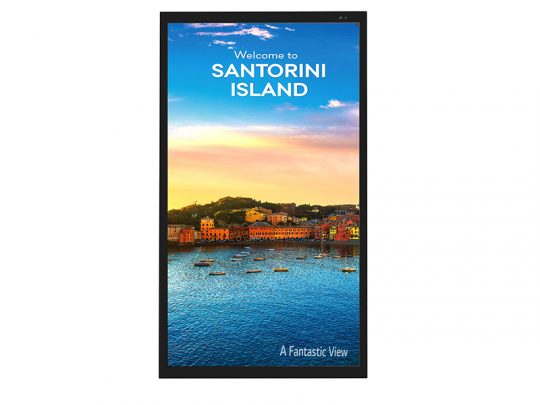 Digitales Display zeigt eine malerische Ansicht von Santorini Island mit bunten Gebäuden entlang der Küste, Booten auf türkisblauem Wasser und einem Sonnenuntergang am Himmel. Auf dem Bildschirm steht der Text "Welcome to Santorini Island" und "A Fantastic View". Perfektes Motiv für Reiseliebhaber und Griechenland-Fans.