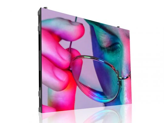 Großes LED-Display mit Nahaufnahme einer Person, die eine Brille vor ihrem Gesicht hält; das Bild ist in farbenfrohes Licht in Pink, Blau und Grün getaucht. Ideal für Werbung oder Präsentationen - LED-Bildschirm präsentiert scharf und lebendig Details von Eyewear im modernen Design.