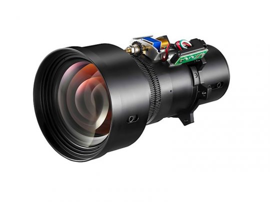 Nahaufnahme eines professionellen Kameraobjektivs mit befestigter Platine und sichtbaren Kabeln; das Bild zeigt detailliert die Glaselemente und mechanischen Bauteile des Objektivs vor weißem Hintergrund. Ideal für Technik- und Fotografiebegeisterte.