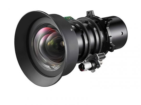 Nahaufnahme eines professionellen Kameraobjektivs, zum Beispiel das Canon EF 24-70mm f/2.8L II USM, mit mehreren Einstellringen und einem großen, gewölbten Frontelement - isoliert vor weißem Hintergrund. Das Objektiv ist schwarz mit roten Markierungen und eignet sich ideal für hochwertige Fotografie.