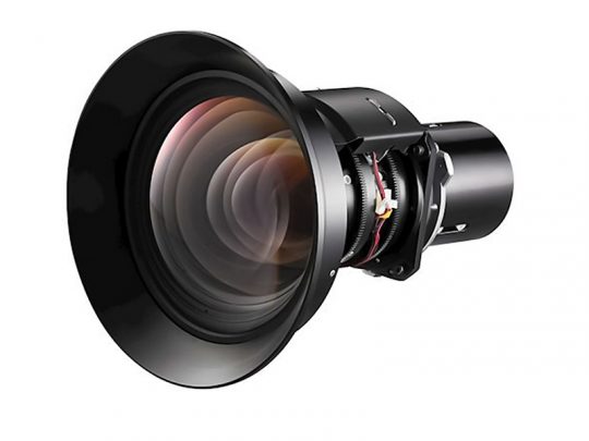 Nahaufnahme eines schwarzen Kameraobjektivs mit breiter Gegenlichtblende; sichtbar sind die Glaselemente und inneren Komponenten vor weißem Hintergrund - Produkt: Kameraobjektiv Black Pro 50mm.