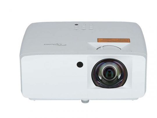 Weißer Optoma Beamer mit großer Frontlinse und Bedientasten auf der Oberseite, von vorne vor weißem Hintergrund fotografiert.