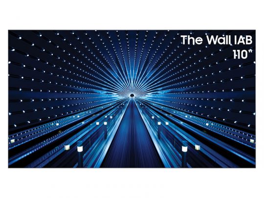 Produktbild des Samsung The Wall IAB 110: Futuristische Grafik mit blauen Lichtstrahlen, die sich zu einem zentralen Punkt bündeln und einen Tunneleffekt erzeugen. In der rechten oberen Ecke steht weißer Text "The Wall IAB 110" auf schwarzem Hintergrund.