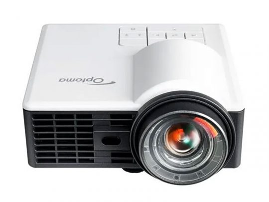Weißer Optoma Beamer mit schwarzer Belüftung an der Seite, Bedientasten auf der Oberseite und großer Linse nach vorne gerichtet, vor neutralem weißen Hintergrund - moderner Projektor für gestochen scharfe Bilder.