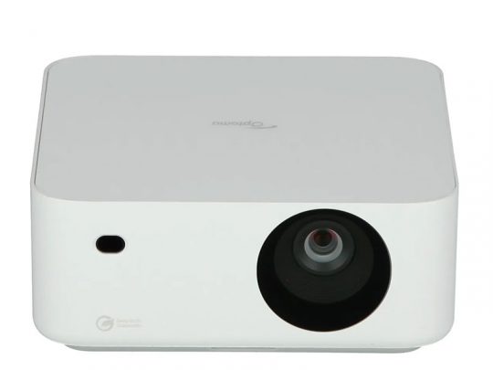 Weißer Optoma Beamer mit abgerundeter, rechteckiger Form; vorne rechts befindet sich die Linse, links ein kleiner Sensor oder Knopf - Produktansicht von vorne.