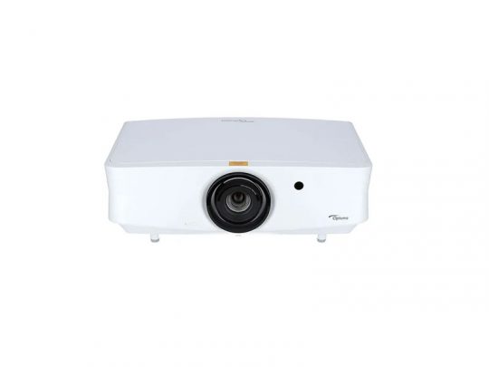 Weißer Optoma Beamer mit zentral angeordnetem Objektiv, frontal vor weißem Hintergrund fotografiert. Das Gerät wirkt modern und kompakt, ideal für Heimkino oder Präsentationen.