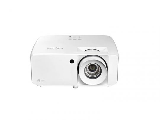Optoma weißer digitaler Beamer mit großer, nach vorne gerichteter Linse und gut sichtbarem Optoma-Logo; Bedientasten befinden sich auf der Oberseite, das Gerät steht vor weißem Hintergrund.