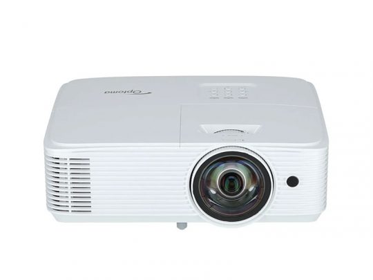 Optoma Projektor, weiß - Frontansicht: Der Beamer zeigt eine große Linse in der Mitte und seitliche Lüftungsgitter. Ideal zum Projizieren von Bildern oder Videos auf eine Leinwand.