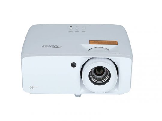 Optoma Beamer in Weiß, vorne mit großem Objektiv, darüber Steuerknöpfe und Warnhinweis; das Gerät steht auf weißem Hintergrund.