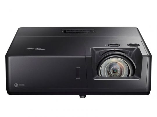 Schwarzer Optoma Beamer mit großer Linse auf der rechten Seite und Bedienknöpfen oben, aus Frontansicht vor weißem Hintergrund abgebildet. Ideal für Heimkino oder Präsentationen.
