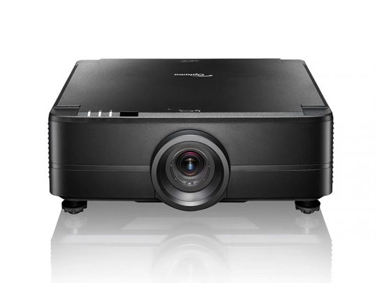 Produktbild des Epson EB-U50 Projektors: Frontalansicht eines schwarzen Projektors mit großem zentralen Objektiv, platziert auf einer reflektierenden weißen Oberfläche. Das moderne Design und die klar sichtbare Linse stehen im Fokus; ideal zur Präsentation in Büros oder Klassenzimmern.